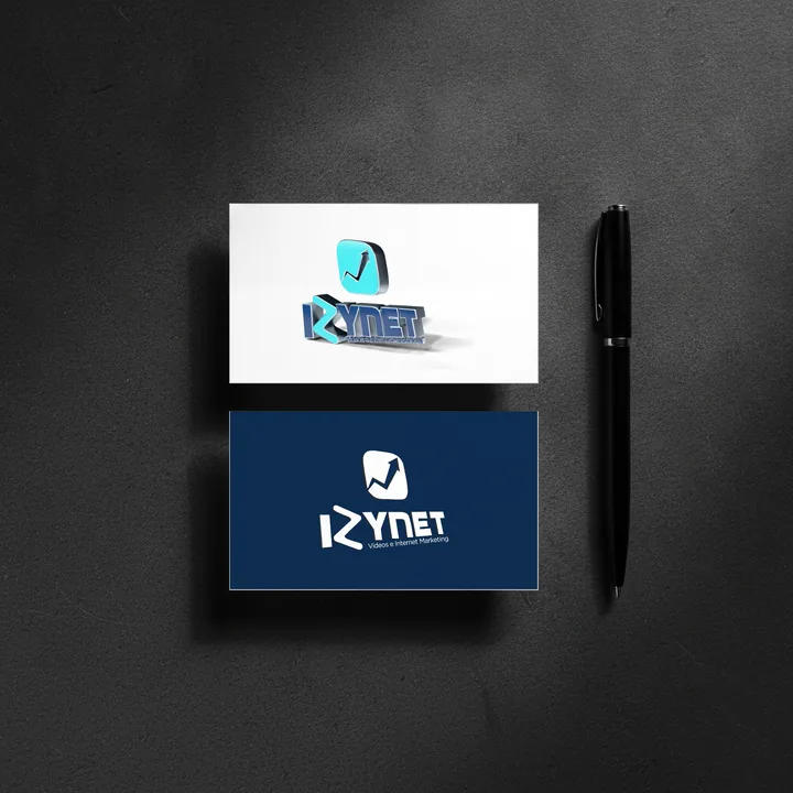 Dois cartões de visita sobre uma mesa escura: a frente branca com o logo em 3D e o verso azul com o logo plano.
