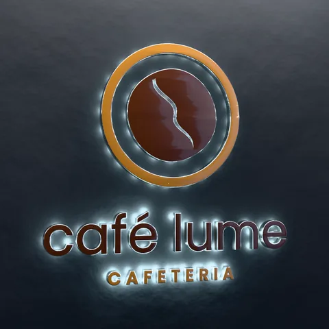 Letreiro do Café Lume com LED numa parede de concreto.