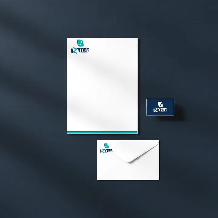 Papel timbrado, envelope e cartão sobre uma mesa azul-marinho, com o logo da Izynet.