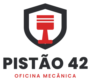 Logo da Oficina Pistão 42: escudo grafite com um pistão vermelho e o nome em letras encorpadas.