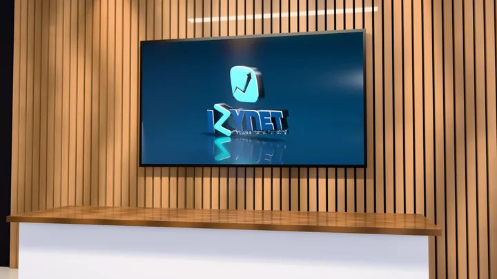 TV na parede de uma recepção com painel de madeira, mostrando o logo da Izynet em 3D.
