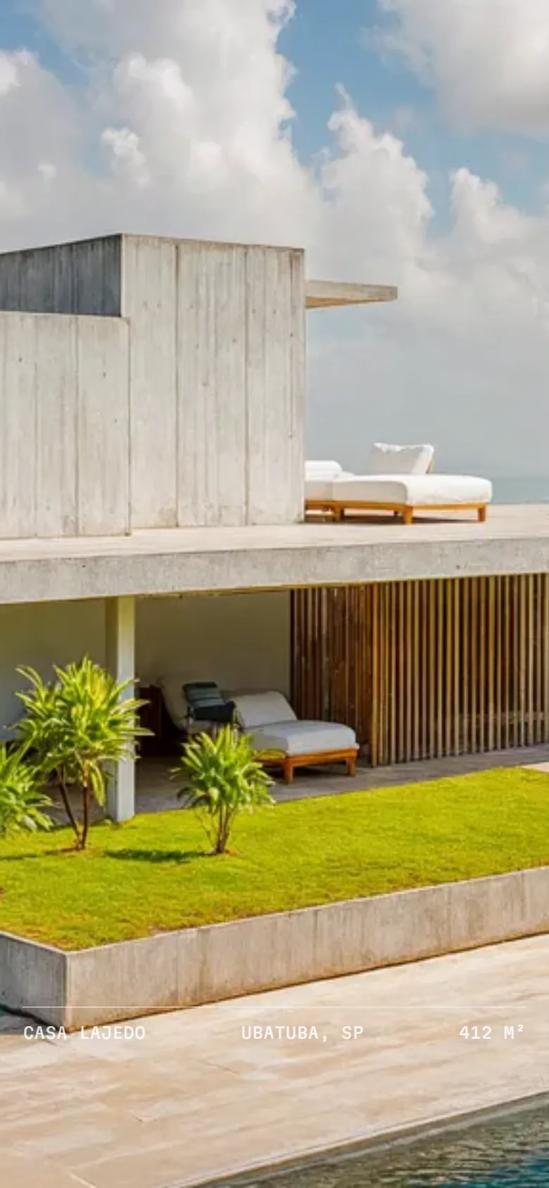 O mesmo escritório depois do UPGRADE: a casa construída em tela cheia, de frente para o mar, com piscina e jardim.